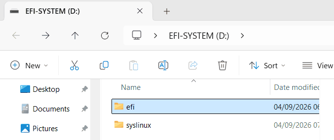 Isi flashdisk installer ChromeOS Flex di File Explorer, hanya berisi folder efi dan syslinux
