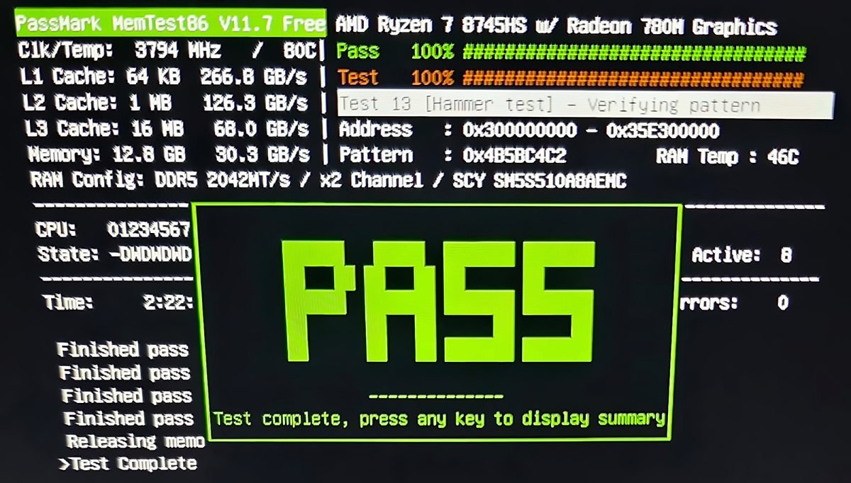 Layar MemTest86 menampilkan kotak PASS hijau setelah empat putaran selesai dengan Errors 0