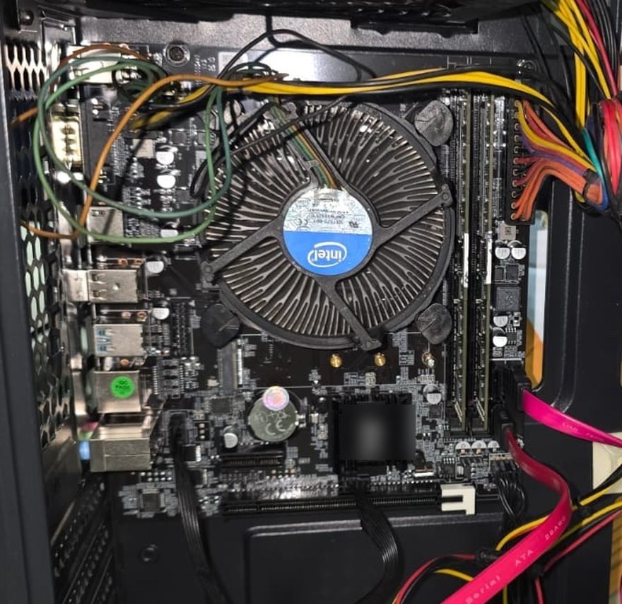 Bagian dalam casing PC rakitan dengan motherboard H81 dan dua slot RAM DDR3